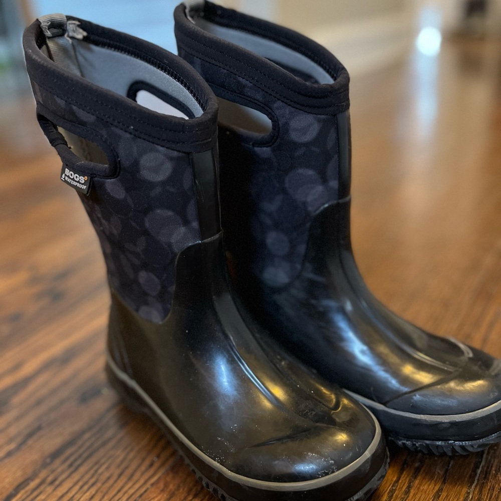 Bogs size 3 black dots